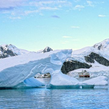 Eisberg mit der MS Fram im Polarmeer der Antarktis