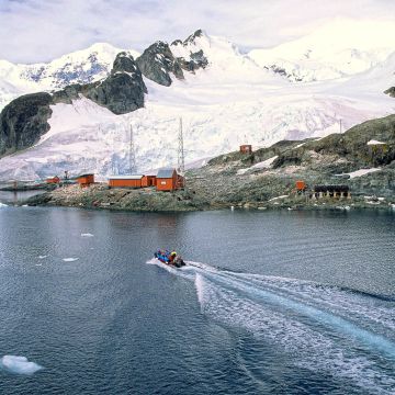 Überfahrt zu einer verlassenen argentinischen Forschungsstation im Polarmeer