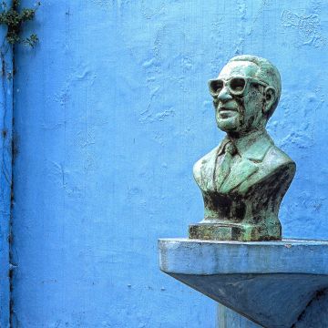 Statue vor einer blauen Wand in Buenos Aires