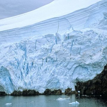 Blaues Eis bricht ins Polarmeer
