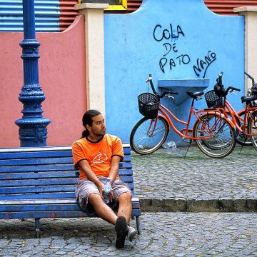 Straßenszene in Buenos Aires mit Fahrrädern in kräftigem Orange und Blau