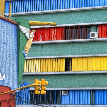 Farbenspiel an einer Fassade in Buenos Aires