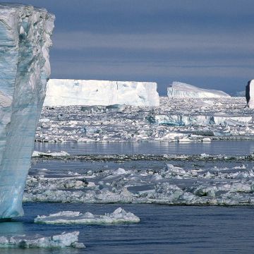 Tafeleisberge driften im Polarmeer