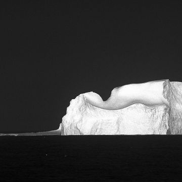 Riesiger Eisberg im Polarmeer der Antarktis in schwarzweis