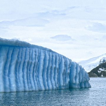 Bizzar geformter Eisberg driftet im Polarmeer