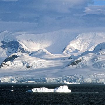Eislandschaft im Schelfeis der Antarktis