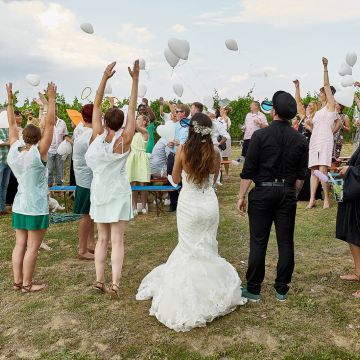Luftballons im Wingert während der Hochzeitsfeier steigen lassen