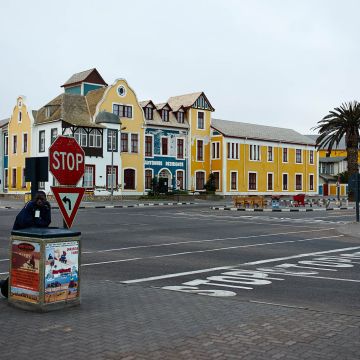 Straßenszene in Swakopmund mit Polizist