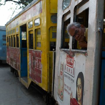 Straßenbahn in Kalkutta bei der Anfahrt zur Haltestelle