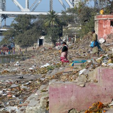 Mit Plastikmüll Verschmutztes Ufer des Ganges