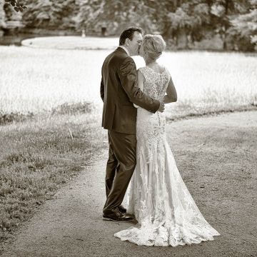 Brautpaar küsst sich im Schlosspark Herrnsheim