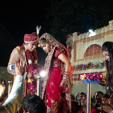 Braut und Bräutigam unterhalten sich auf ihrer Hochzeit in Kalkutta