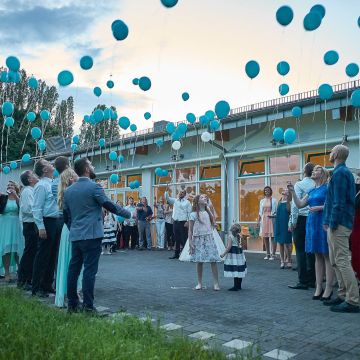 Ballon steigen lassen als Hochzeitsbrauch während der Feier