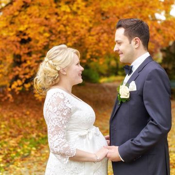 Brautpaar mit Herbstlaub im Heylshof Worms