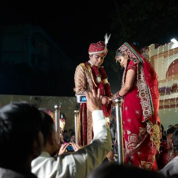 Braut und Bräutigam begegnen sich auf ihrer Hochzeit in Kalkutta