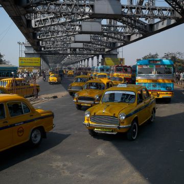 Taxiverkehr auf der Howrah Bridge in Kalkutta