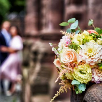Hochzeitsshooting am Wormser Dom mit Brautstrauß im Vordergrund
