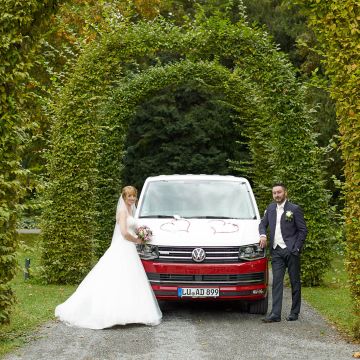 Brautpaar vor einem rot weißen VW Bulli im Friedrich-Ebert-Park in Ludwigshafen