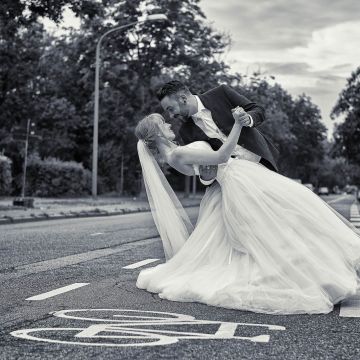 Brautpaar in dominanter Pose auf der Straße mit Fahrradsymbol am Friedrich-Ebert-Park in Ludwigshafen