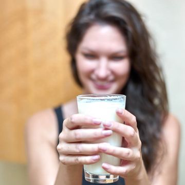 Patientin trinkt frische Stutenmilch mit sichtlichem Genuß