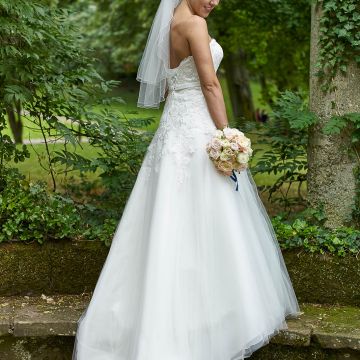 Braut in langen weißen Kleid mit A-Schnitt und Brautstrauß
