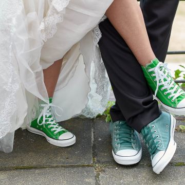 Braut und Bräutigam in grünen Chucks von Convers