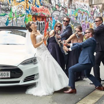 Braut wird mit Spraydose angesprüht vor einer Graffitiwand in der Kammgarn in Kaiserslautern
