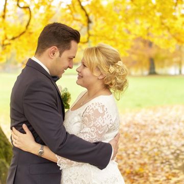 Brautpaar mit Herbststimmung im Schlosspark Herrnsheim