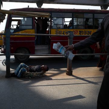Mann schläft direkt auf der Howrah Bridge in Kalkutta