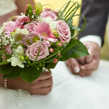 Brautstrauß in rosa während der standesamtlichen Trauung