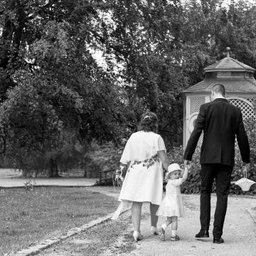 Brautpaar spaziert am Hochzeitstag mit der Tochter durch den Herrnsheimer Schlosspark Worms