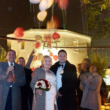 Brautpaar mit Luftballons im Restaurant Ambiente Worms
