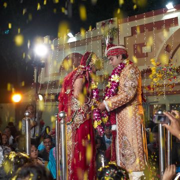 Blumenregen mit Braut und Bräutigam auf einer Hochzeit in Kalkutta