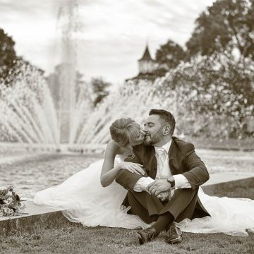 Brautpaar küsst sich vor der Fontäne im Friedrich-Ebert-Park in Ludwigshafen im Sepia Look