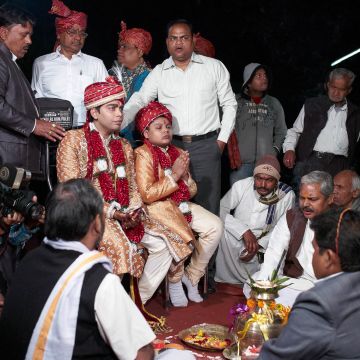 Hochzeitsritual der Männer in Hochzeitsgewand in Kalkutta