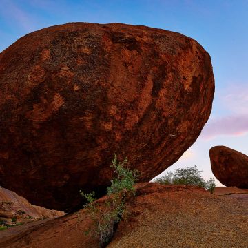 Sonnenaufgang im Erongo Nationalpark taucht die Felsen in rotes Morgenlicht