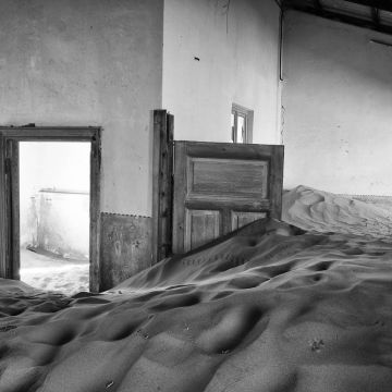 Verlassenes Haus in Kolmannskuppe mit unberührter Sanddüne befüllt den Wohnraum